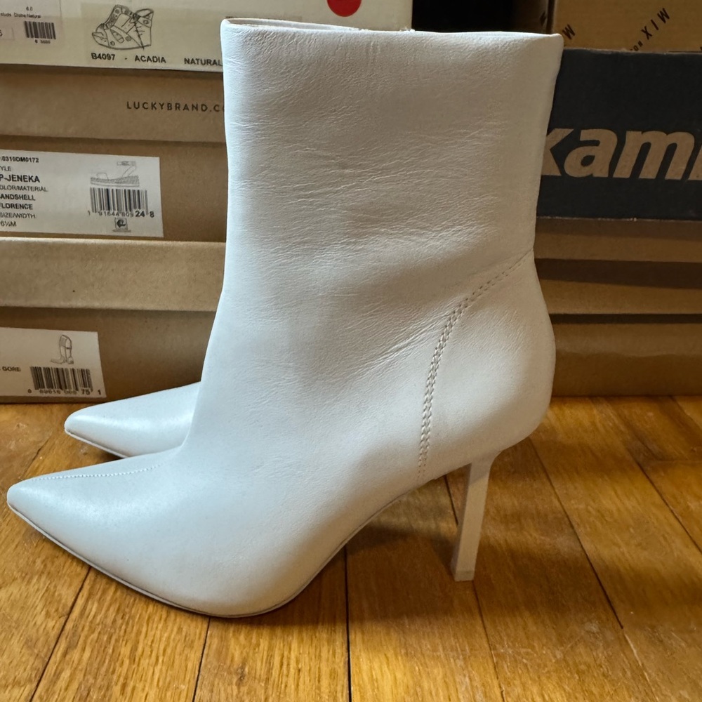 NWOT Steve Madden Elyisa White Leather Ankle Boots